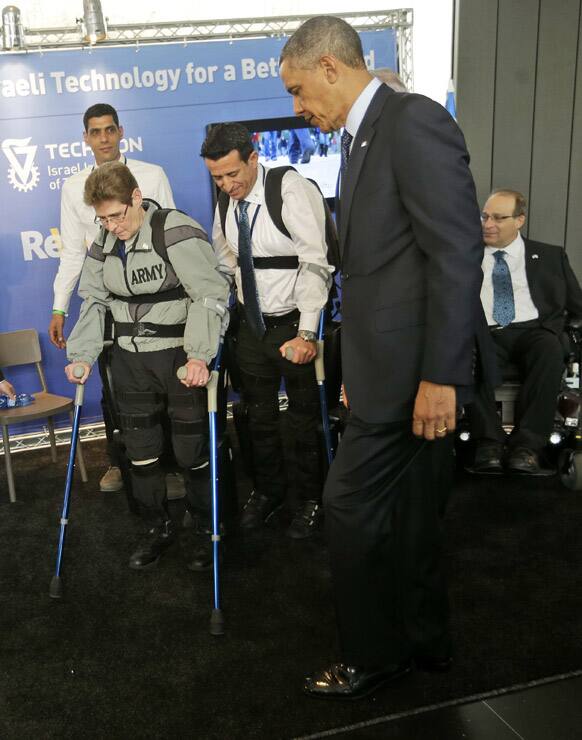 US President Barack Obama walks alongside of with Sgt. Theresa Hannigan, left, from Long Island, New York and Radi Kaiuf, center, during a tour of the Technology Expo in Jerusalem, Israel.