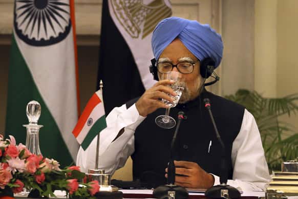 Prime Minister Manmohan Singh drinks water during a signing of agreement ceremony with Egyptian President Mohammed Morsi in New Delhi.