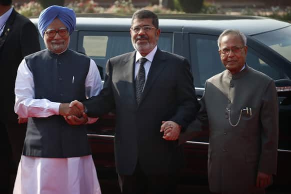 Egyptian President Mohammed Morsi, is greeted by Manmohan Singh and President Pranab Mukherjee, during his ceremonial reception at the Presidential Palace in New Delhi.