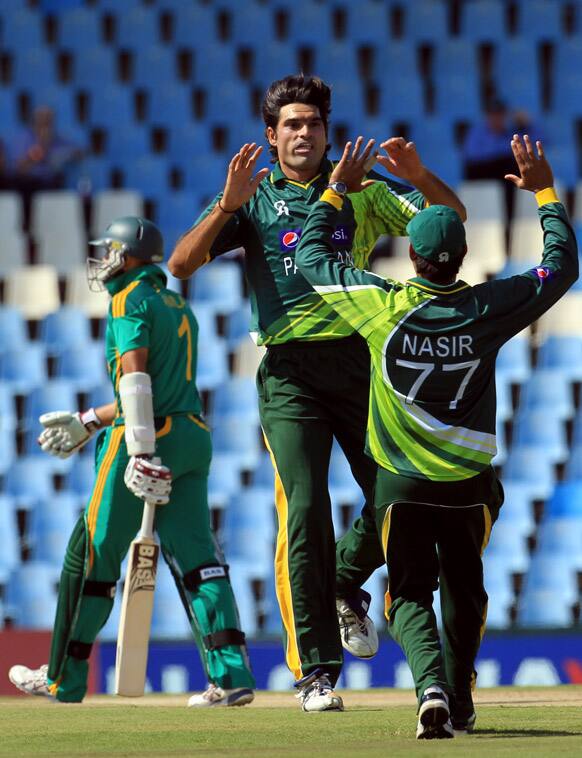 Pakistan`s bowler Mohammad Irfan celebrates with teammates Nasir Jamshed after dismissing South Africa`s batsman Hashim Amla during the second One Day International cricket match at Centurion Park in Pretoria, South Africa.