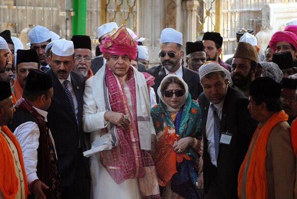 Pakistani Prime Minister Raja Pervaiz Ashraf and his wife Nusrat Pervaiz Ashraf visit the shrine of Khwaja Moinuddin Chishti in Ajmer.