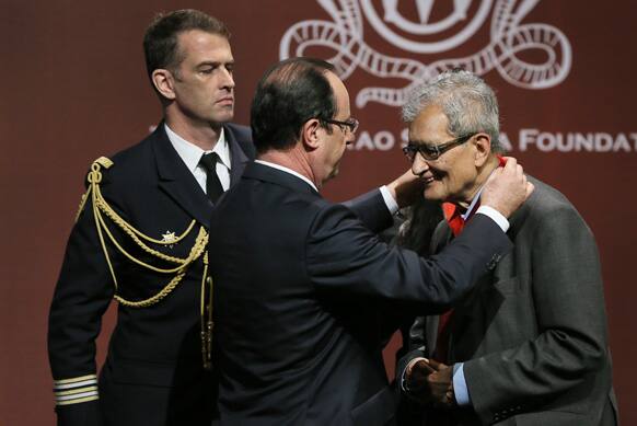 French President Francois Hollande, honors Amartya Sen, with