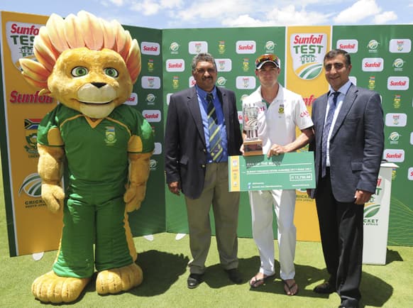 South Africa`s Dale Steyn second from right receives the man of the match trophy and cheque after South Africa beat Pakistan with 211 runs during their cricket test match against Pakistan in Johannesburg.