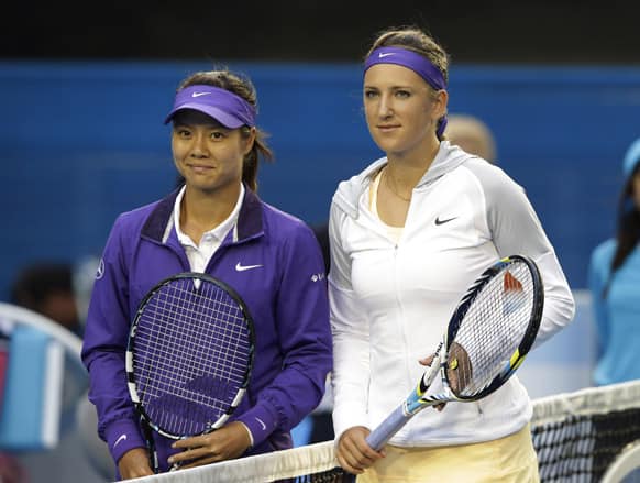 China`s Li Na and Victoria Azarenka of Belarus pose for photographers prior to the start the women`s final at the Australian Open tennis championship in Melbourne.
