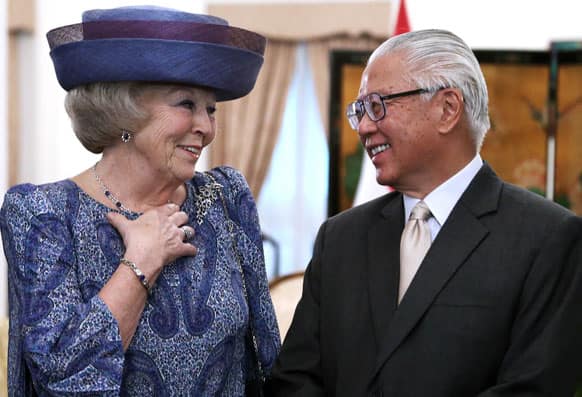 Queen Beatrix of the Netherlands exchange a smile with Singapore`s President Tony Tan, right, at the Istana or presidential palace in Singapore during her official four-day state visit to the country.