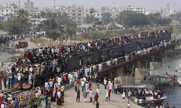Thousands of Bangladeshi Muslim pilgrims try to get on a crowded train as they head to their homes after attending the annual Islamic congregation on the banks of the River Turag in Tongi, outskirts of Dhaka, Bangladesh.
