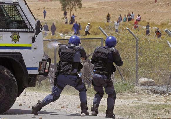South African police fire robber bullets at the farm workers as they demonstrate in De Doorns , South Africa.