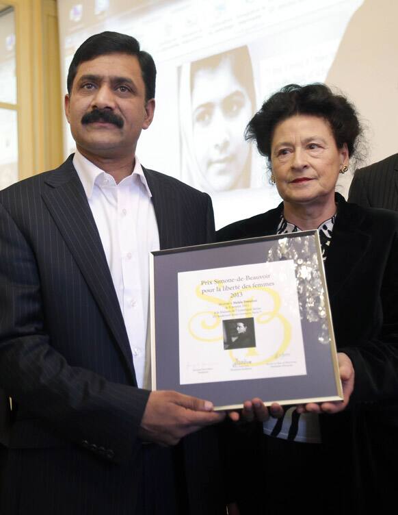 Ziauddin Yousufzai receives, on behalf of his daughter Malala Yousufzai, the Simone de Beauvoir Prize for Women’s Freedom, by Sylvie Le Bon de Beauvoir, in Paris.