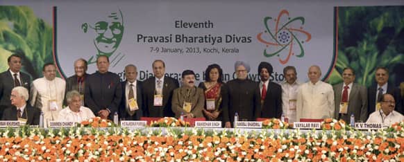 Salman Khurshid, CM of Kerala Oommen Chandy, Mauritian President Rajkeswur Purryag, Manmohan Singh, pose for a photograph along with other politicians during the Pravasi Bhartiya Divas (PBD), or non-resident Indian day, in Kochi.