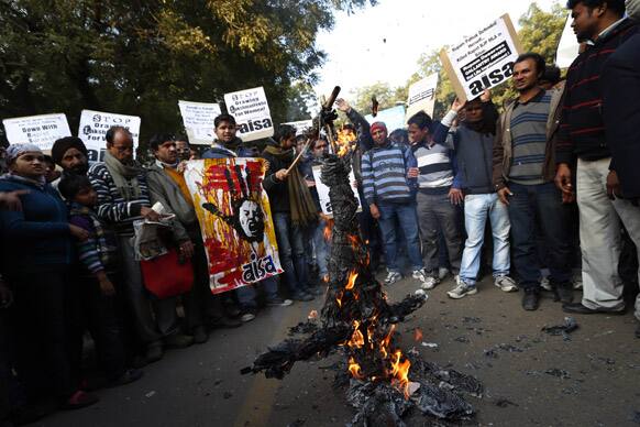 Students burn an effigy representing Hindu religious leader Asaram Bapu and Mohan Bhagwat in New Delhi.