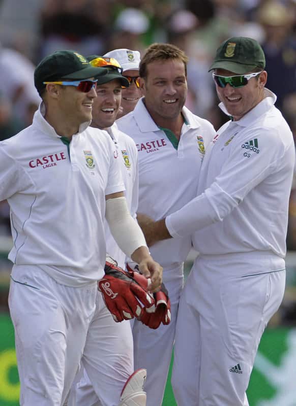 South African Jacques Kallis reacts with team mates as they take the wicket of New Zealand Kane Williamson during a five day test in Cape Town.