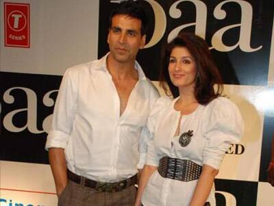 Akshay Kumar with wife Twinkle at the premiere of 'Paa'.