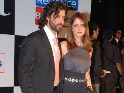 Hrithik Roshan and wife Susanne at the premiere of 'Paa'.