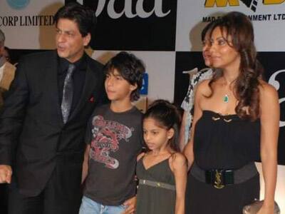 Shah Rukh Khan with wife Gauri and kids at the premiere of 'Paa'.