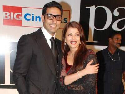 Abhishek and Aishwarya strike a loving pose at the premiere of 'Paa'.