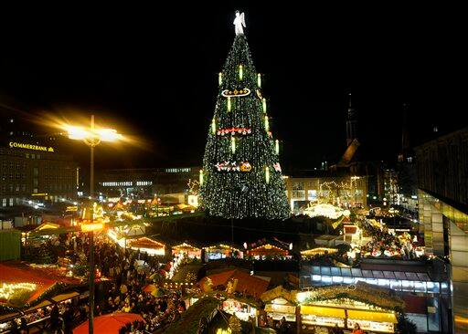 Einer der groessten Weihnachtsbaeume erleuchtet am Freitag, 11. Dezember 2009 den Weihnachtsmarkt in der Dortmunder Innenstadt. Der 45 Meter hohe und 30 Tonnen schwere Christbaum wurde aus 1.700 Rotfi