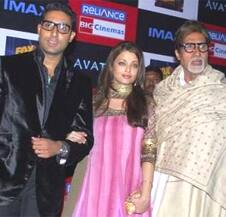 Amitabh, Aishwarya and Abhishek pose for a picture during a premiere of  'Avatar', 