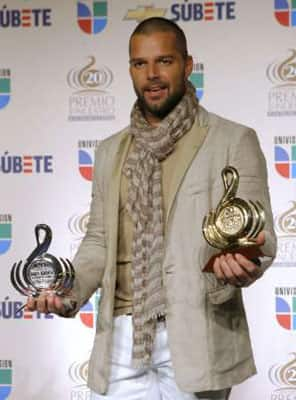 Puerto Rican singer Ricky Martin holds his awards at the Premio Lo Nuestro Latin music awards show in Miami February 21, 2008.