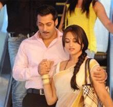 Salman Khan and Sonakshi Sinha shoot a song sequence for ‘Dabangg’ at metro station.