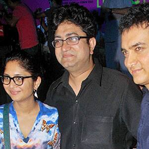 Aamir Khan, Kiran Rao and lyricist Prasoon Joshi spotted at the music launch of ‘Peepli Live’ in Mumbai.