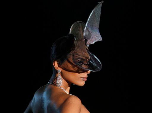 A model displays a creation by Indian designer Rina Dhaka at the Pearls Infrastructure Delhi Couture Week 2010 in New Delhi, India.