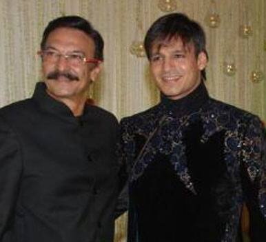 Vivek with his father Suresh Oberoi at his wedding reception. 