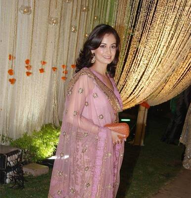 Dia Mirza looks stunning in pink at Vivek Oberoi's wedding reception.