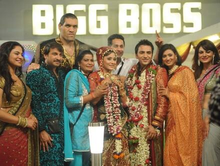 The housemates greet the bridegroom in their own style.