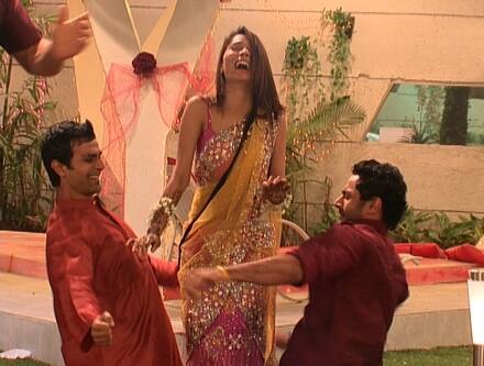 The hunks in the house, Hrishant and Ashmit, try their best to impress Sara.