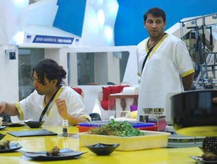 Manoj Tiwari keeps a close watch on the kitchen activities. 