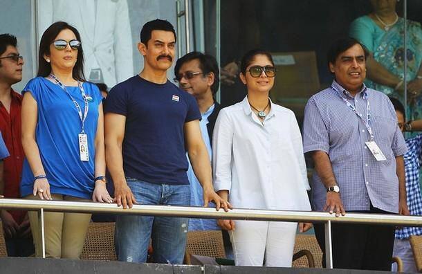 Aamir Khan, Kiran Rao and Neeta Ambani play cheerleaders at Wankhede.