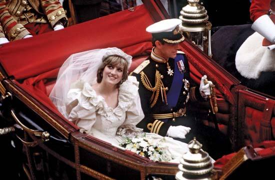 The newly wed couple on the Royal chariot. 