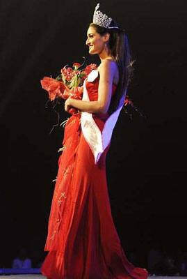 Hasleen Kaur crowned as Miss India Earth 2011, during Pantaloons Femina Miss India 2011.