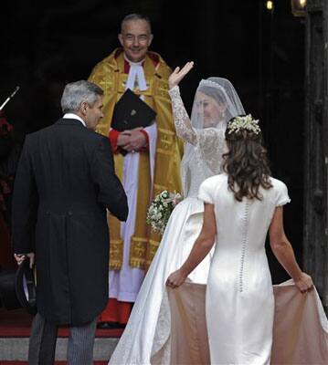 Kate Middleton waves as she arrives at Westminster Abbey with her father, Michael Middleton and her sister Pippa.