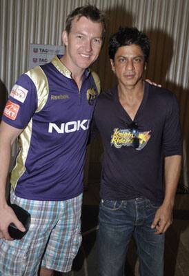 Shah Rukh Khan spotted with Brett Lee during a match in the recently conculded IPL.