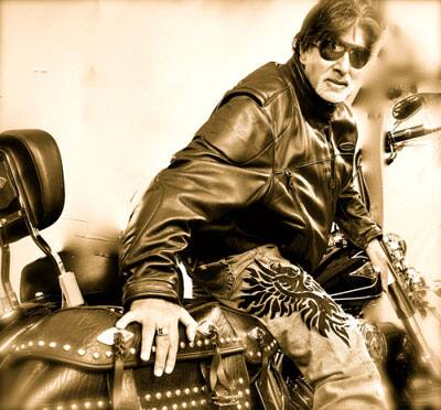 Amitabh Bachchan looks uber cool in his new stylish avtaar in 'Bbuddah Hoga Tera Baap'. 