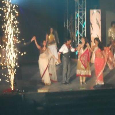 Shah Rukh Khan, Rani, Anushka and Priyanka Chopra perform at the GVK wedding.