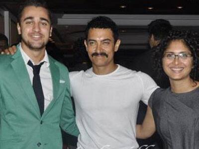 Aamir Khan and Imran Khan pose for a pic at a bash thrown by the former.