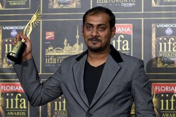 Abhinav Kashyap poses with the award for Best Screenplay at the 2011 International Indian Film Academy Awards.