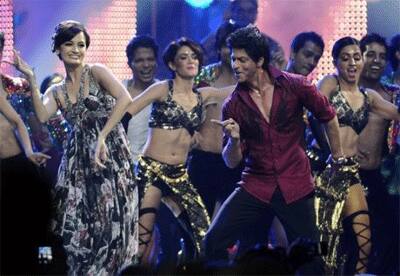 Dia Mirza and Shah Rukh Khan perform at the IIFA Awards 2011.