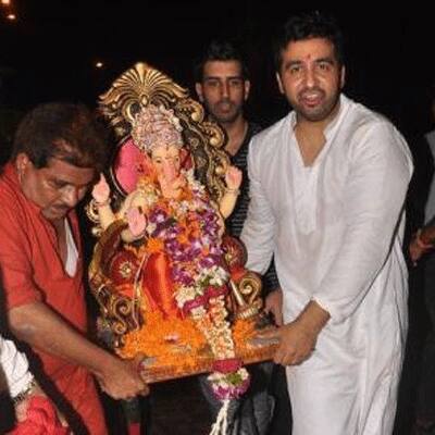 Raj Kundra carries Lord Ganesha's idol to do the visarjan. 