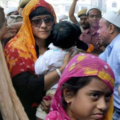 Kajol with Nysa and Yug at Ajmer Sharif Dargah.