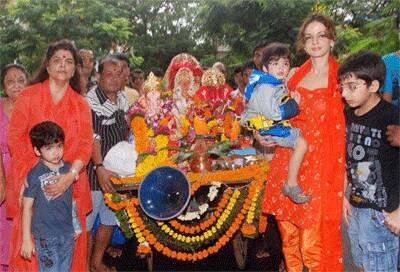 Suzanne Roshan with her sons Hrehaan and Hridhaan at Ganpati Visarjan.