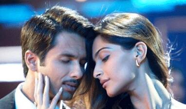 Shahid Kapoor and Sonam Kapoor in a still from the `Mallo Malli` song in their upcoming film `Mausam`.