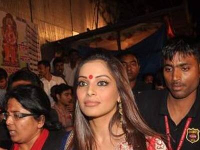 Bong beauty Bipasha Basu spotted at Lalbaug Ka Raja.