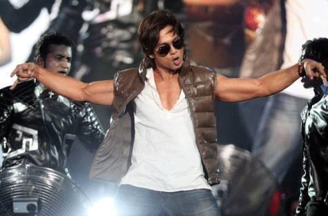 Shahid Kapoor performs at the Shoppiesta Concert Dubai 2011.