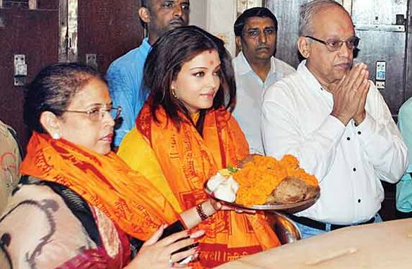 A very pregnant Aishwarya Rai visited the Siddhivinayak Temple in Mumbai with her parents. 