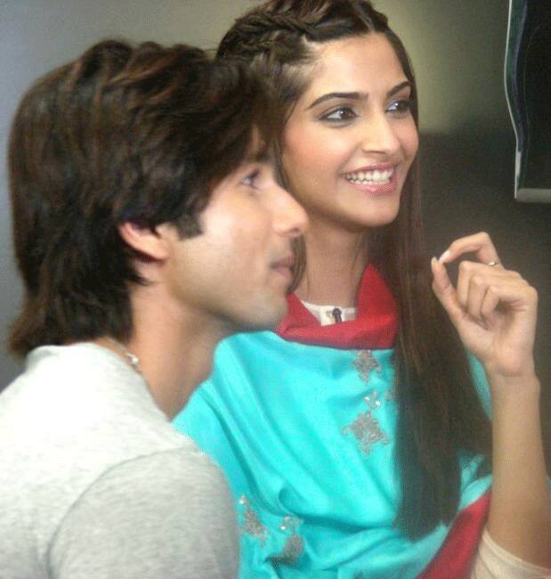 Sonam Kapoor & Shahid Kapoor promote `Mausam`.