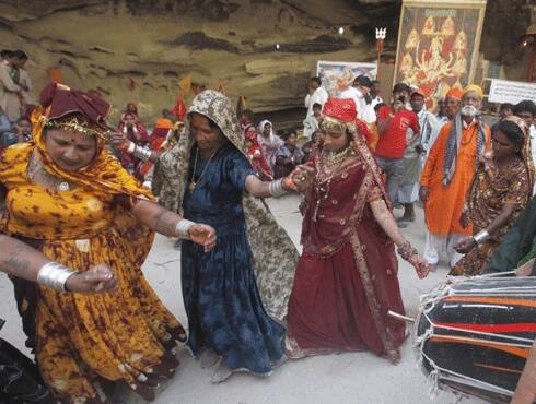 Women dance to celebrate Mata Hinglaj's Jayanti.