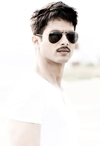 Shahid Kapoor looks dashing in a still from `Mausam`. 